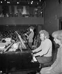 858474 Afbeelding van architect Herman Hertzberger achter de piano tijdens een concert in Theater 't Hoogt (Hoogt 4) te ...